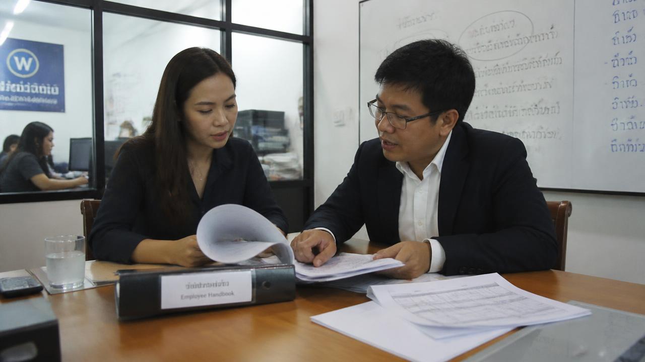ที่ปรึกษากฎหมายแรงงานอธิบายสัญญาจ้างและระเบียบข้อบังคับการทำงานให้ทีม HR